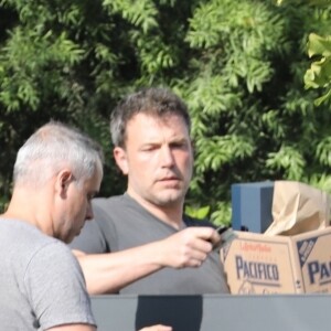 Exclusif - Ben Affleck se fait livrer de l'alcool et de la nourriture à son domicile de Brentwood, le 20 août 2018 For germany call for price Exclusive - Ben Affleck gets a delivery at his house. Perhaps Ben is getting ready for a night with his new girlfriend and playmate S. Sexton. 20th august 201820/08/2018 - Los Angeles