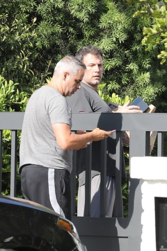 Exclusif - Ben Affleck se fait livrer de l'alcool et de la nourriture à son domicile de Brentwood, le 20 août 2018