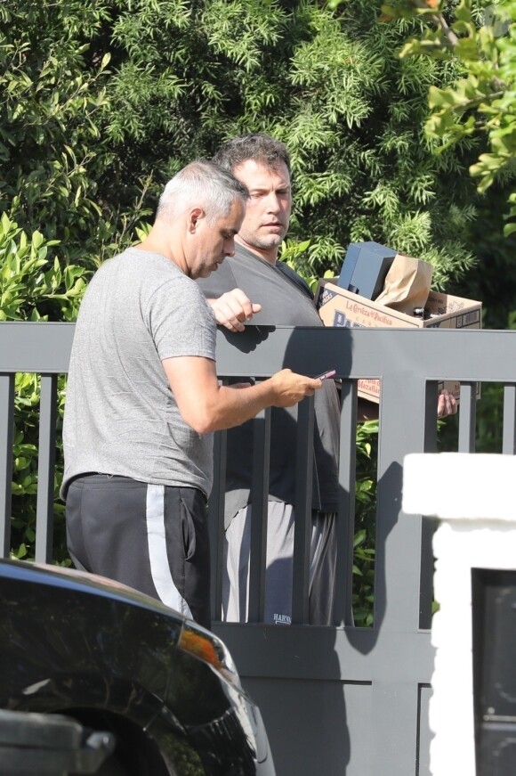 Exclusif - Ben Affleck se fait livrer de l'alcool et de la nourriture à son domicile de Brentwood, le 20 août 2018