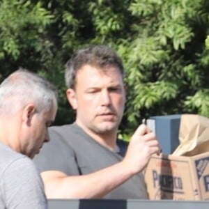 Exclusif - Ben Affleck se fait livrer de l'alcool et de la nourriture à son domicile de Brentwood, le 20 août 2018