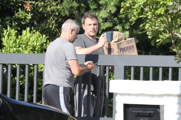 Exclusif - Ben Affleck se fait livrer de l'alcool et de la nourriture à son domicile de Brentwood, le 20 août 2018
