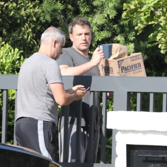 Exclusif - Ben Affleck se fait livrer de l'alcool et de la nourriture à son domicile de Brentwood, le 20 août 2018