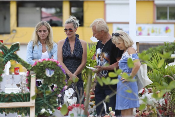 Exclusif - Marie Poniatowski, Laeticia Hallyday et fans - Laeticia Hallyday est allée déposer des bougies sur la tombe de J. Hallyday avec ses filles Jade et Joy et des amis au cimetière de Lorient à Saint-Barthélemy, le 23 avril 2018.