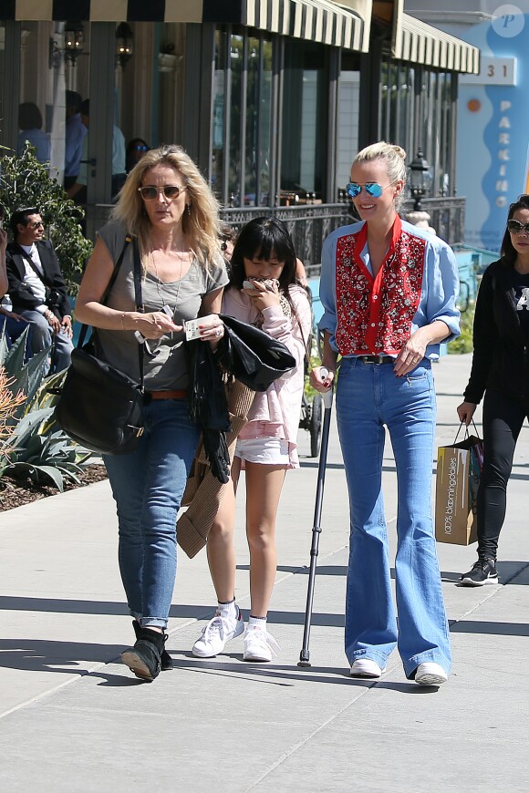 Johnny Hallyday avec sa femme Laeticia, leurs filles Jade et Joy, Marie Poniatowski avec son mari Pierre Rambaldi et leur fille Tess, à Santa Monica, le 1er avril 2017. -