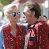 Johnny Hallyday avec sa femme Laeticia, leurs filles Jade et Joy, Marie Poniatowski avec son mari Pierre Rambaldi et leur fille Tess, à Santa Monica, le 1er avril 2017.
