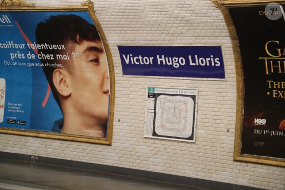 La station Victor Hugo en "Victor Hugo lloris" - Plusieurs stations de métro ont été provisoirement renommées en l'honneur de la victoire des Bleus en finale de la Coupe du Monde de Football 2018, le lendemain de la victoire, à Paris le 16 juillet 2018.