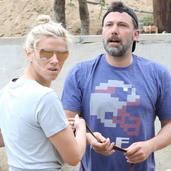 Ben Affleck se promène avec sa compagne Lindsay Shookus, qui est accompagnée de ses parents et de sa fille, a Los Angeles, le 24 juin 2018.