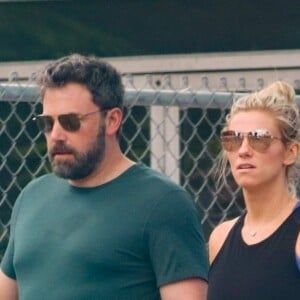 Exclusif - Lindsay Shookus a rejoint et son compagnon Ben Affleck se promènent à Hawaii à l'occasion du tournage du dernier film de Ben pour Netflix le 26 mars 2018.