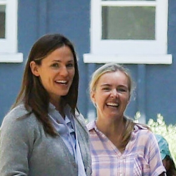 Jennifer Garner reçoit des mains de sa fille Seraphina un lapin en peluche fait à la main. Jennifer très touchée l'embasse sur la joue pour la remercier à Brentwood le 24 août 2018.