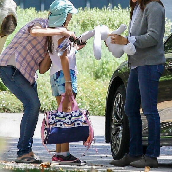 Jennifer Garner reçoit des mains de sa fille Seraphina un lapin en peluche fait à la main. Jennifer très touchée l'embasse sur la joue pour la remercier à Brentwood le 24 août 2018.