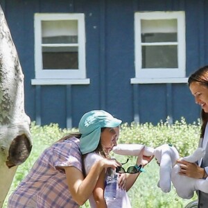 Jennifer Garner reçoit des mains de sa fille Seraphina un lapin en peluche fait à la main. Jennifer très touchée l'embasse sur la joue pour la remercier à Brentwood le 24 août 2018.