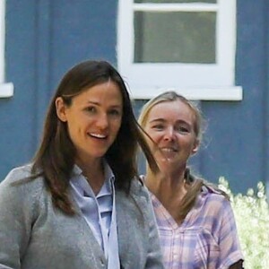 Jennifer Garner reçoit des mains de sa fille Seraphina un lapin en peluche fait à la main. Jennifer très touchée l'embasse sur la joue pour la remercier à Brentwood le 24 août 2018.