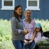Jennifer Garner reçoit des mains de sa fille Seraphina un lapin en peluche fait à la main. Jennifer très touchée l'embasse sur la joue pour la remercier à Brentwood le 24 août 2018.