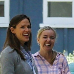 Jennifer Garner reçoit des mains de sa fille Seraphina un lapin en peluche fait à la main. Jennifer très touchée l'embasse sur la joue pour la remercier à Brentwood le 24 août 2018.