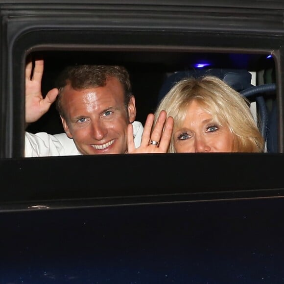 Exclusif - Le président de la République Emmanuel Macron et sa femme la première dame Brigitte Macron dans leur voiture après avoir participé à un pot de l'amitié suivi d'un bain de foule sur la place centrale du village de Bormes-les-Mimosas, le 17 août 2018. © Jacovides/Moreau/Bestimage