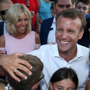 Le président Emmanuel Macron et sa femme Brigitte - Le Président de la République Emmanuel Macron et sa femme la Première Dame Brigitte Macron ont participé à un pot de l'amitié suivi d'un bain de foule sur la place centrale du village de Bormes-les-Mimosas, le 17 août 2018. © Luc Boutria / Nice Matin / Bestimage