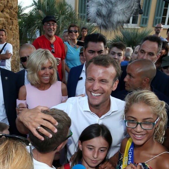 Le président Emmanuel Macron et sa femme Brigitte - Le Président de la République Emmanuel Macron et sa femme la Première Dame Brigitte Macron ont participé à un pot de l'amitié suivi d'un bain de foule sur la place centrale du village de Bormes-les-Mimosas, le 17 août 2018. © Luc Boutria / Nice Matin / Bestimage