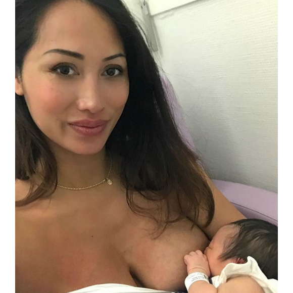 Angie Vu Ha allaite sa fille Emma-Rose, fruit de son amour pour Samuel Le Bihan, le 15 août 2018.