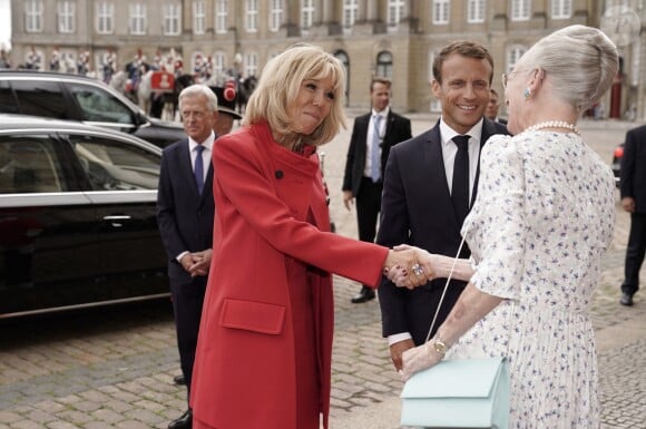 Le président de la République française Emmanuel Macron et sa femme la Première Dame Brigitte Macron sont accueillis par la Reine Margrethe II de Danemark au Palais d'Amalienborg lors d'une visite d'Etat au Danemark, le 28 août 2018.