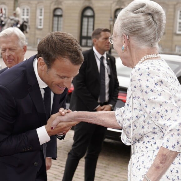 Le président de la République française Emmanuel Macron et sa femme la Première Dame Brigitte Macron sont accueillis par la Reine Margrethe II de Danemark au Palais d'Amalienborg lors d'une visite d'Etat au Danemark, le 28 août 2018.