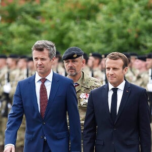 Le prince Frederik de Danemark et le président de la République française Emmanuel Macron passent en revue les troupes danoises à la Citadelle - Le couple présidentiel français en visite d'État à Copenhague, Danemark, le 28 août 2018.