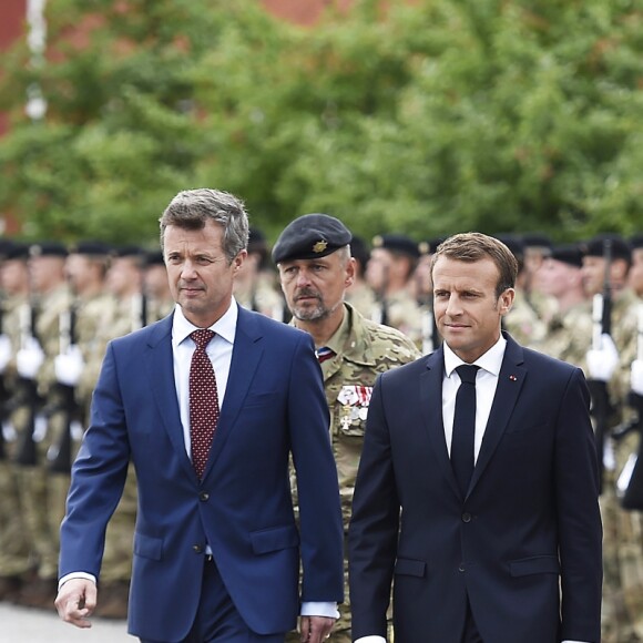 Le prince Frederik de Danemark et le président de la République française Emmanuel Macron passent en revue les troupes danoises à la Citadelle - Le couple présidentiel français en visite d'État à Copenhague, Danemark, le 28 août 2018.