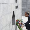 Le président de la République française Emmanuel Macron lors de la cérémonie de dépôt de gerbe au monument des soldats tombés à la citadelle de Copenhague - Le couple présidentiel français en visite d'État à Copenhague, Danemark, le 28 août 2018.
