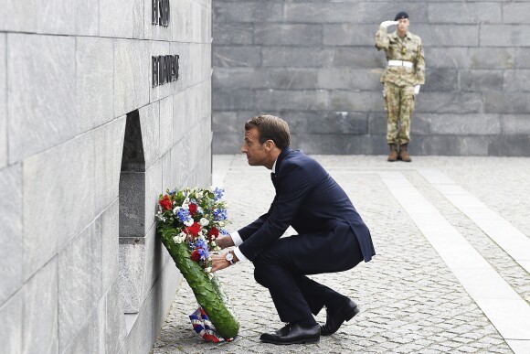 Le président de la République française Emmanuel Macron lors de la cérémonie de dépôt de gerbe au monument des soldats tombés à la citadelle de Copenhague - Le couple présidentiel français en visite d'État à Copenhague, Danemark, le 28 août 2018.