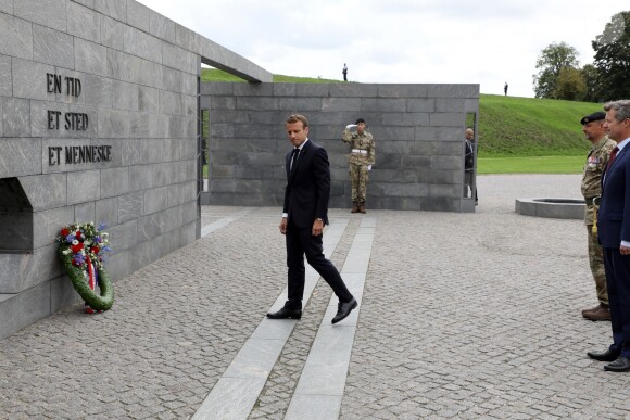 Le président de la République française Emmanuel Macron et le prince Frederik de Danemark lors de la cérémonie de dépôt de gerbe au monument des soldats tombés à la citadelle de Copenhague - Le couple présidentiel français en visite d'État à Copenhague, Danemark, le 28 août 2018. © Ludovic Marin/Pool/Bestimage