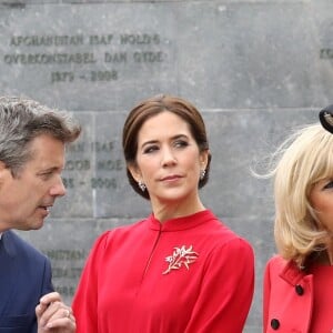 Le prince Frederik, La princesse Mary de Danemark et la Première Dame Brigitte Macron (Trogneux) lors de la cérémonie de dépôt de gerbe au monument des soldats tombés à la citadelle de Copenhague - Le couple présidentiel français en visite d'État à Copenhague, Danemark, le 28 août 2018. © Ludovic Marin/Pool/Bestimage