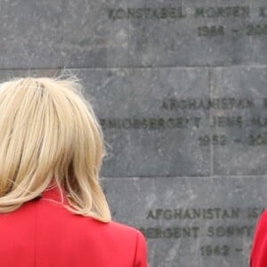 Le prince Frederik, La princesse Mary de Danemark, le président de la République française Emmanuel Macron et sa femme la Première Dame Brigitte Macron (Trogneux) lors de la cérémonie de dépôt de gerbe au monument des soldats tombés à la citadelle de Copenhague - Le couple présidentiel français en visite d'État à Copenhague, Danemark, le 28 août 2018. © Ludovic Marin/Pool/Bestimage