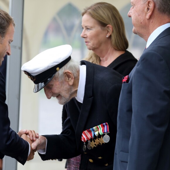 Le président de la République française Emmanuel Macron discute avec un ancien combattant Evald Brinck (le dernier vétéran danois de la seconde guerre mondiale ) lors de la cérémonie de dépôt de gerbe au monument des soldats tombés à la citadelle de Copenhague - Le couple présidentiel français en visite d'État à Copenhague, Danemark, le 28 août 2018. © Ludovic Marin/Pool/Bestimage