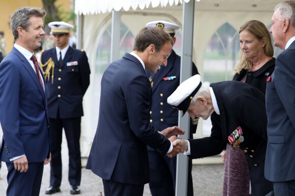 Le président de la République française Emmanuel Macron discute avec un ancien combattant Evald Brinck (le dernier vétéran danois de la seconde guerre mondiale ) lors de la cérémonie de dépôt de gerbe au monument des soldats tombés à la citadelle de Copenhague - Le couple présidentiel français en visite d'État à Copenhague, Danemark, le 28 août 2018. © Ludovic Marin/Pool/Bestimage