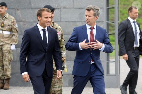 Le président de la République française Emmanuel Macron et le prince Frederik de Danemark lors de la cérémonie de dépôt de gerbe au monument des soldats tombés à la citadelle de Copenhague - Le couple présidentiel français en visite d'État à Copenhague, Danemark, le 28 août 2018. © Ludovic Marin/Pool/Bestimage