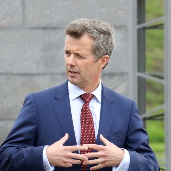 Le président de la République française Emmanuel Macron et le prince Frederik de Danemark lors de la cérémonie de dépôt de gerbe au monument des soldats tombés à la citadelle de Copenhague - Le couple présidentiel français en visite d'État à Copenhague, Danemark, le 28 août 2018. © Ludovic Marin/Pool/Bestimage