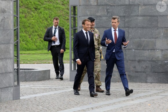 Le président de la République française Emmanuel Macron et le prince Frederik de Danemark lors de la cérémonie de dépôt de gerbe au monument des soldats tombés à la citadelle de Copenhague - Le couple présidentiel français en visite d'État à Copenhague, Danemark, le 28 août 2018. © Ludovic Marin/Pool/Bestimage