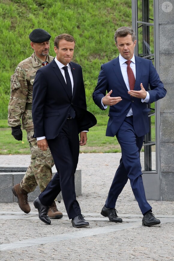 Le président de la République française Emmanuel Macron et le prince Frederik de Danemark lors de la cérémonie de dépôt de gerbe au monument des soldats tombés à la citadelle de Copenhague - Le couple présidentiel français en visite d'État à Copenhague, Danemark, le 28 août 2018. © Ludovic Marin/Pool/Bestimage