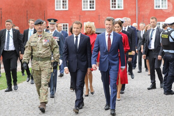 Le prince Frederik, La princesse Mary de Danemark, le président de la République française Emmanuel Macron et sa femme la Première Dame Brigitte Macron (Trogneux) lors de la cérémonie de dépôt de gerbe au monument des soldats tombés à la citadelle de Copenhague - Le couple présidentiel français en visite d'État à Copenhague, Danemark, le 28 août 2018. © Ludovic Marin/Pool/Bestimage