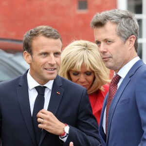 Le prince Frederik, La princesse Mary de Danemark, le président de la République française Emmanuel Macron et sa femme la Première Dame Brigitte Macron (Trogneux) lors de la cérémonie de dépôt de gerbe au monument des soldats tombés à la citadelle de Copenhague - Le couple présidentiel français en visite d'État à Copenhague, Danemark, le 28 août 2018. © Ludovic Marin/Pool/Bestimage