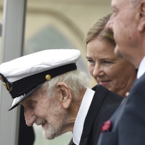 Le président de la République française Emmanuel Macron discute avec un ancien combattant Evald Brinck (le dernier vétéran danois de la seconde guerre mondiale ) lors de la cérémonie de dépôt de gerbe au monument des soldats tombés à la citadelle de Copenhague - Le couple présidentiel français en visite d'État à Copenhague, Danemark, le 28 août 2018. © Ludovic Marin/Pool/Bestimage