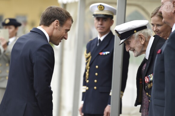 Le président de la République française Emmanuel Macron discute avec un ancien combattant Evald Brinck (le dernier vétéran danois de la seconde guerre mondiale ) lors de la cérémonie de dépôt de gerbe au monument des soldats tombés à la citadelle de Copenhague - Le couple présidentiel français en visite d'État à Copenhague, Danemark, le 28 août 2018. © Ludovic Marin/Pool/Bestimage