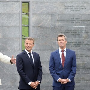 Le prince Frederik, La princesse Mary de Danemark, le président de la République française Emmanuel Macron et sa femme la Première Dame Brigitte Macron (Trogneux) lors de la cérémonie de dépôt de gerbe au monument des soldats tombés à la citadelle de Copenhague - Le couple présidentiel français en visite d'État à Copenhague, Danemark, le 28 août 2018. © Ludovic Marin/Pool/Bestimage