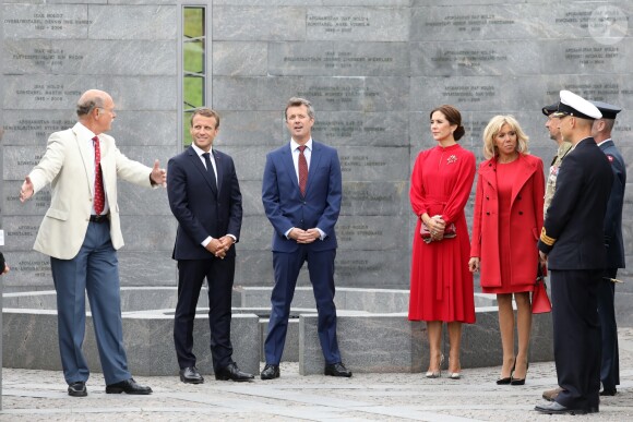 Le prince Frederik, La princesse Mary de Danemark, le président de la République française Emmanuel Macron et sa femme la Première Dame Brigitte Macron (Trogneux) lors de la cérémonie de dépôt de gerbe au monument des soldats tombés à la citadelle de Copenhague - Le couple présidentiel français en visite d'État à Copenhague, Danemark, le 28 août 2018. © Ludovic Marin/Pool/Bestimage