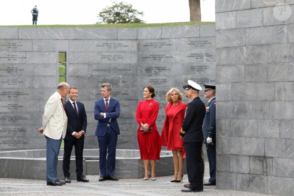 Le prince Frederik, La princesse Mary de Danemark, le président de la République française Emmanuel Macron et sa femme la Première Dame Brigitte Macron (Trogneux) lors de la cérémonie de dépôt de gerbe au monument des soldats tombés à la citadelle de Copenhague - Le couple présidentiel français en visite d'État à Copenhague, Danemark, le 28 août 2018. © Ludovic Marin/Pool/Bestimage
