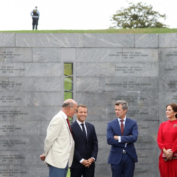 Le prince Frederik, La princesse Mary de Danemark, le président de la République française Emmanuel Macron et sa femme la Première Dame Brigitte Macron (Trogneux) lors de la cérémonie de dépôt de gerbe au monument des soldats tombés à la citadelle de Copenhague - Le couple présidentiel français en visite d'État à Copenhague, Danemark, le 28 août 2018. © Ludovic Marin/Pool/Bestimage