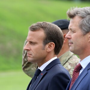 Le président de la République française Emmanuel Macron et le prince Frederik de Danemark lors de la cérémonie de dépôt de gerbe au monument des soldats tombés à la citadelle de Copenhague - Le couple présidentiel français en visite d'État à Copenhague, Danemark, le 28 août 2018. © Ludovic Marin/Pool/Bestimage