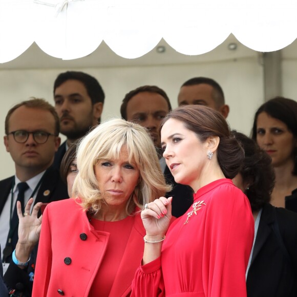 La princesse Mary de Danemark et la Première Dame française Brigitte Macron (Trogneux) lors de la cérémonie de dépôt de gerbe au monument des soldats tombés à la citadelle de Copenhague - Le couple présidentiel français en visite d'État à Copenhague, Danemark, le 28 août 2018. © Ludovic Marin/Pool/Bestimage