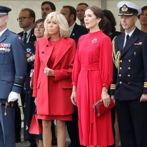 La princesse Mary de Danemark et la Première Dame française Brigitte Macron (Trogneux) lors de la cérémonie de dépôt de gerbe au monument des soldats tombés à la citadelle de Copenhague - Le couple présidentiel français en visite d'État à Copenhague, Danemark, le 28 août 2018. © Ludovic Marin/Pool/Bestimage