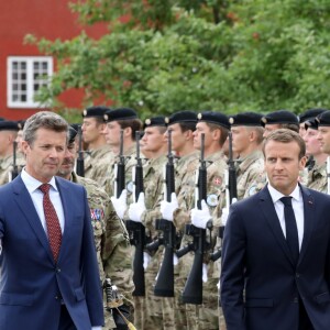 Le prince Frederik de Danemark et le président de la République française Emmanuel Macron passent en revue les troupes danoises à la Citadelle - Le couple présidentiel français en visite d'État à Copenhague, Danemark, le 28 août 2018. © Ludovic Marin/Pool/Bestimage