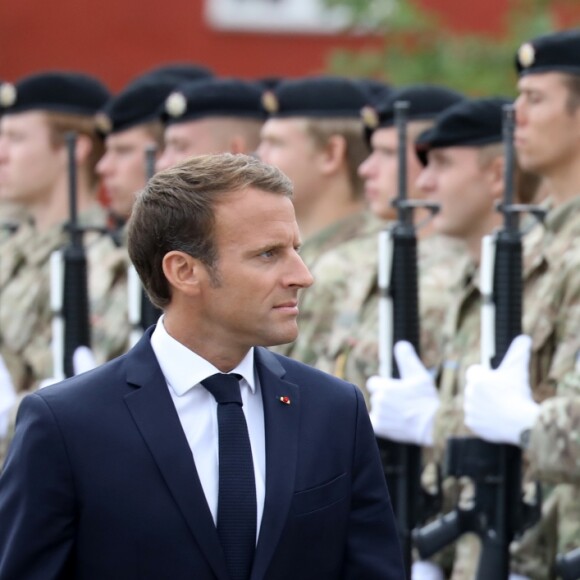 Le président de la République française Emmanuel Macron passent en revue les troupes danoises à la Citadelle - Le couple présidentiel français en visite d'État à Copenhague, Danemark, le 28 août 2018. © Ludovic Marin/Pool/Bestimage